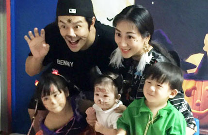 陈浩民一家五口过万圣节 画花脸合影