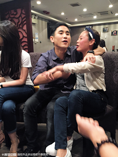 80亿太子爷庄家彬率富二代组饭局 左拥右抱两