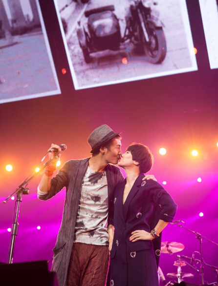 朴树演唱会南京站恰逢生日 妻子扮熊现身送热