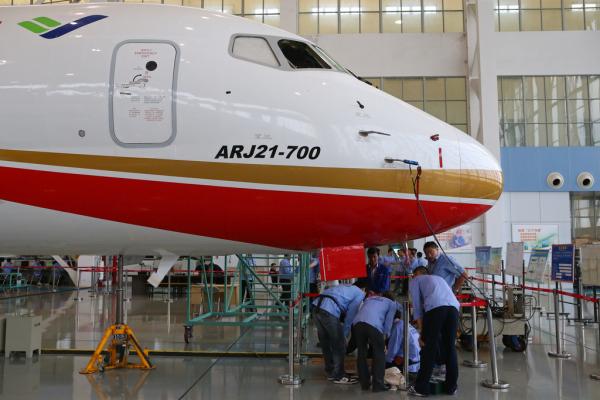 飞机制造有限公司,几位商飞工作人员正在arj21-700飞机上进行调试工作