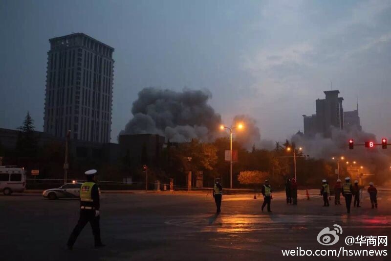  西安118米 高楼 爆破 完成 前后用时15秒_凤凰资
