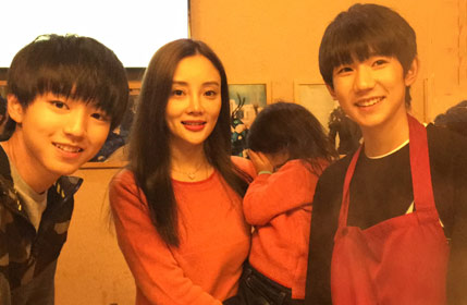 甜馨合影TFBOYS害羞捂脸