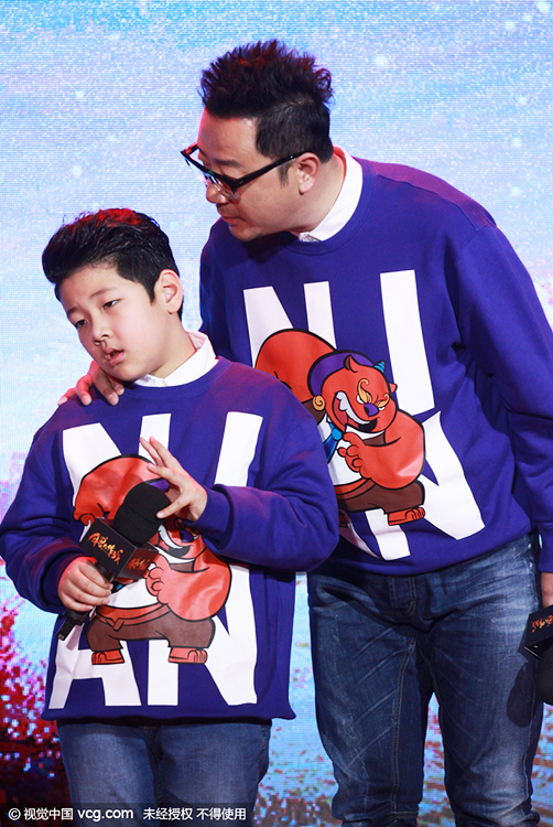 郭涛电影发布会石头老犯困 懒理亲爹耳提面捏