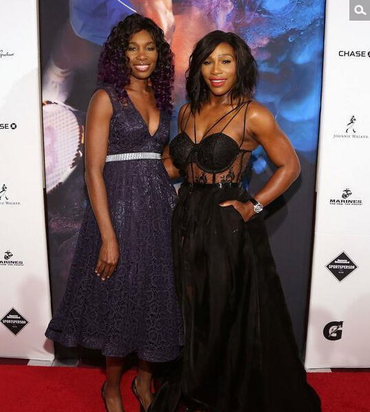 威氏姐妹<em>蕾丝</em>长裙亮相红毯 小威吊带透视装吸