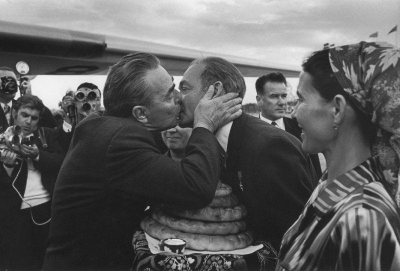 1979年，勃列日涅夫与乌兹别克斯坦领导人谢拉夫热吻。