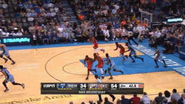 眼看路线被堵死,威少从右侧突破,只见威少用蹩脚的欧洲步晃过李,抗开