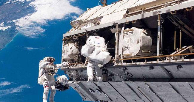 	
太阳系第一奇男子Scott Kelly在空间站的一年





