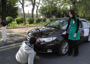 故意砸伤手指 碰瓷电动三轮