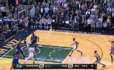 在此之前,库里三分不中和关键失误差点葬送比赛,是汤普森拯救了球队