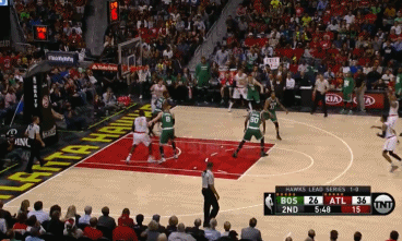 第二节还剩7分30秒,绿军追至26-36只落后10分,又是科沃尔外线手起刀落