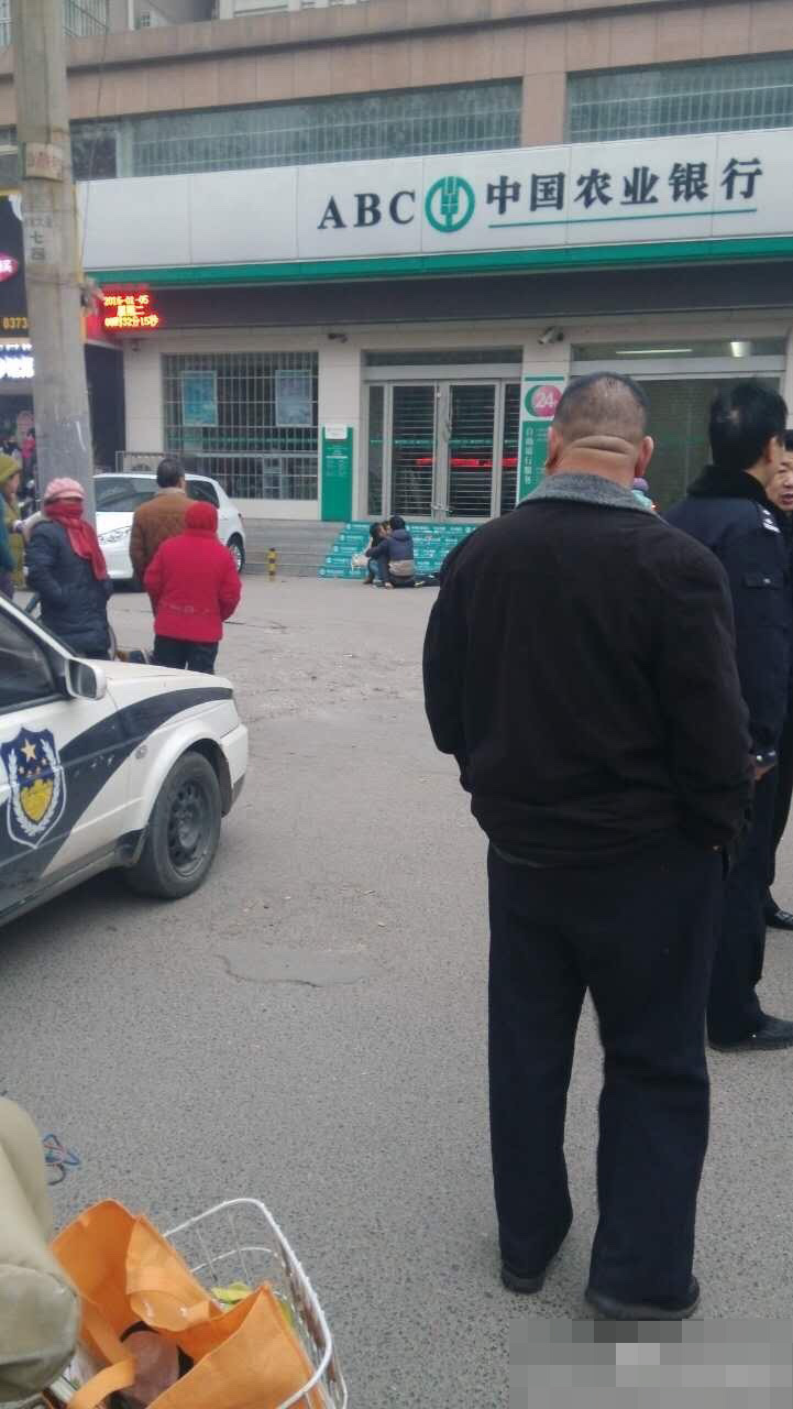 河南:男子在银行门口上吊自杀