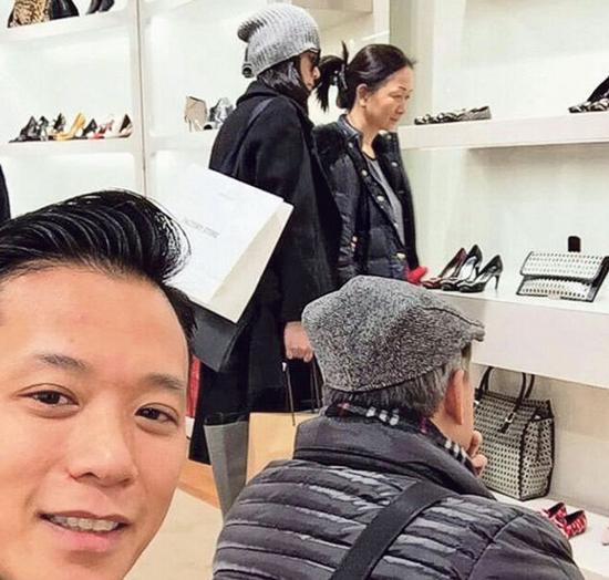 胡杏儿蜜月陪公婆购物 老公上自拍等候