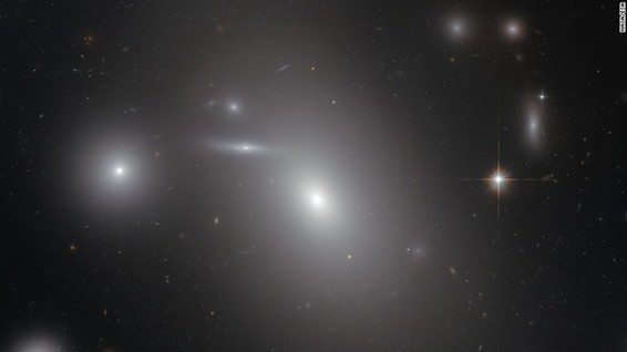 哈勃望远镜发现巨型黑洞 质量大于100万个太阳
