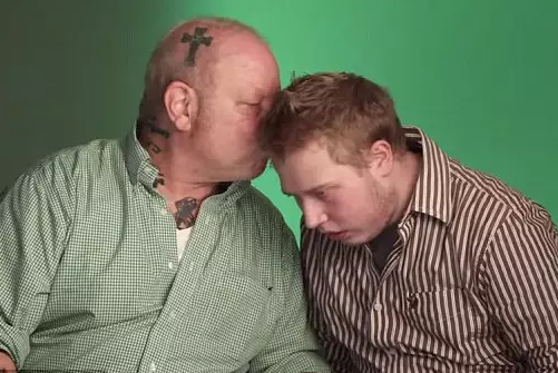 重度自闭症儿子与父亲一吻感动千万网友