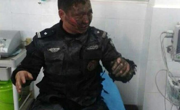 为保全他人 警察用身体压住“土炸弹”