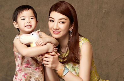 忘掉撕逼，黄奕这样静静的和爱女拍写真就挺好…