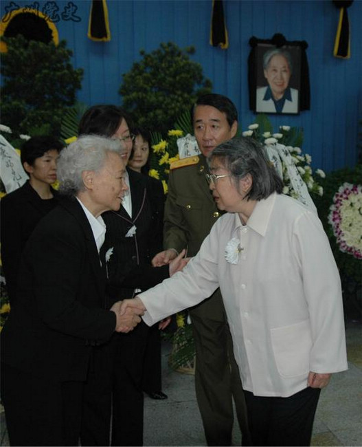 高清 正文  7/12 2006年王光美去世 毛泽东后人吊唁 毛泽东之女李敏