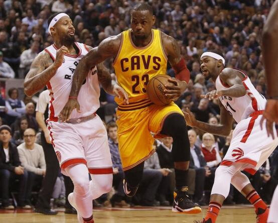 横!铁肘开道KO猛龙中锋 投丢绝杀詹皇功亏一篑