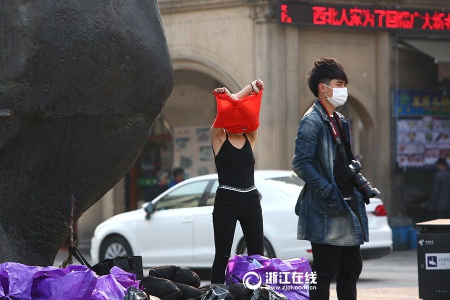 又是一年春来到，走在时尚前沿的淘宝女郎们开始拍摄夏装样照。2月29日下午天气晴好，杭州中山南路上，网店的帅哥摄影和美女模特们纷纷开工，忙个不停。量多赶工，不少美女当街脱裤换衣，成为路边的一道“春色”，引得路人余光偷瞄。