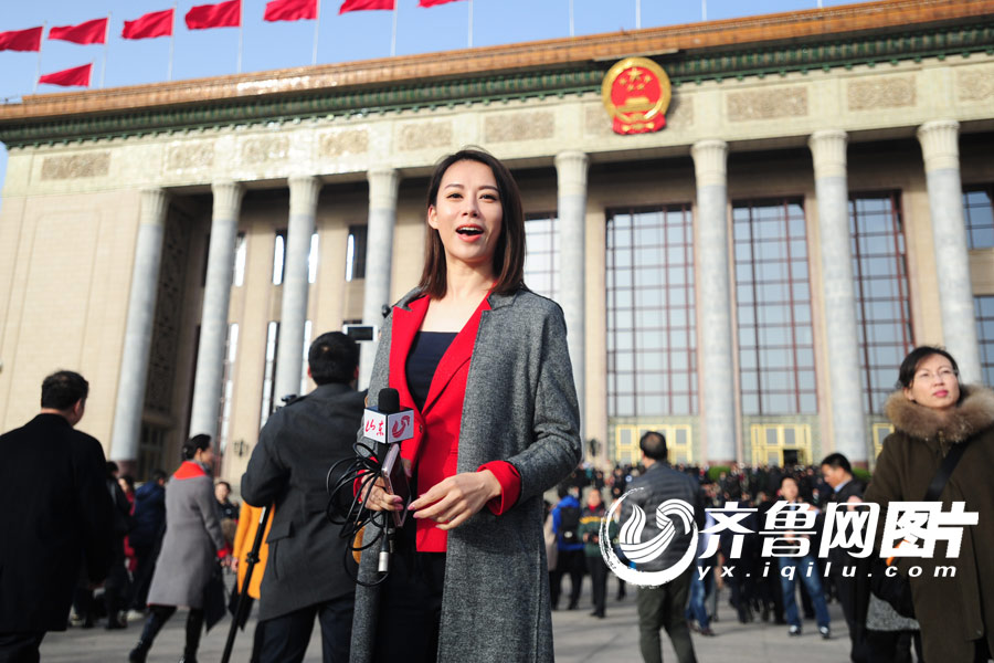 山东台美女主持李毅现场报道全国两会.