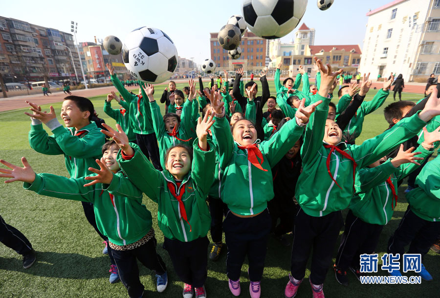 小学生的足球文化节 快乐足球逐梦绿茵