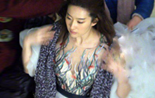 刘亦菲片场换装 小秀事业线