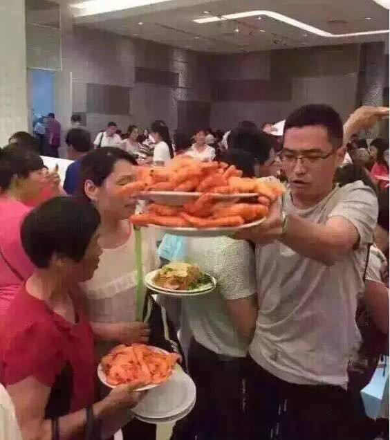 中国游客在泰国自助餐厅用盘子铲虾(图)