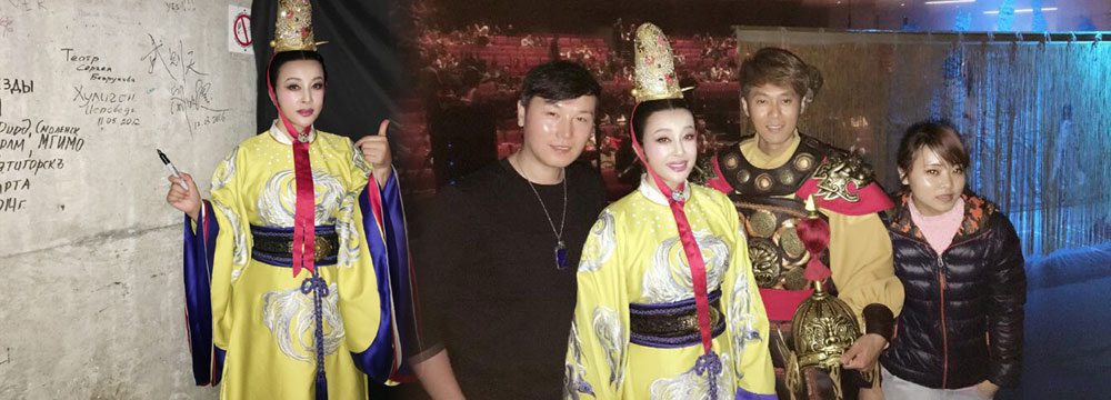 刘晓庆重现武则天黄袍霸气 剧院墙上签名留念
  
