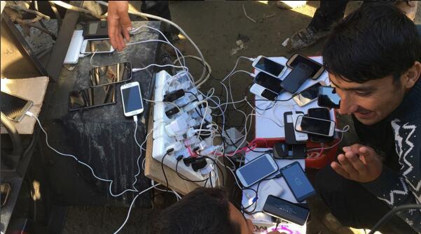 雨中的难民营,艾未未让叙女孩弹奏白钢琴(多图)