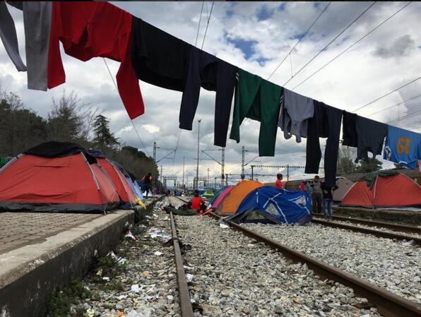 雨中的难民营,艾未未让叙女孩弹奏白钢琴(多图)