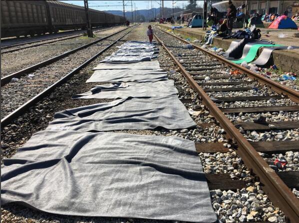 雨中的难民营,艾未未让叙女孩弹奏白钢琴(多图)