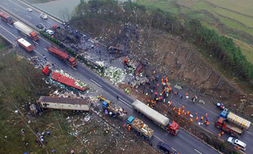 京港澳高速油罐车爆炸现场