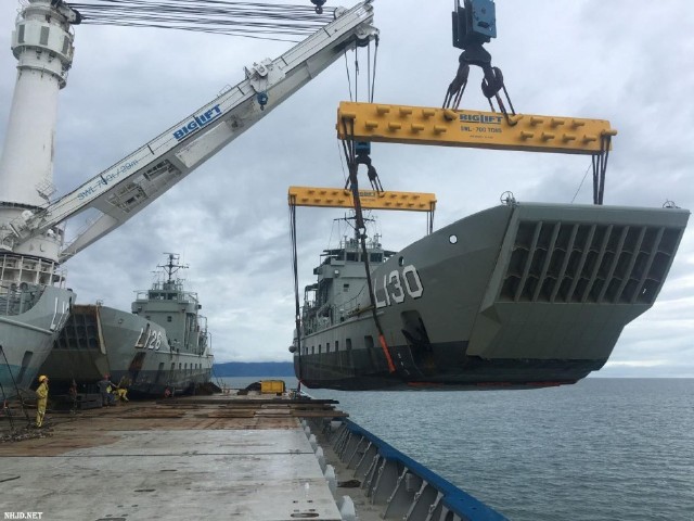 三艘登陆艇分别是HMAS Balikpapan（L-126）, HMAS Wewak（L-130） 和HMAS Betano（L-133）,该艇排水量364吨，长45米，可运载大量物资。