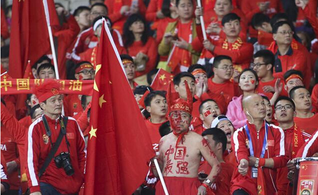 武汉球迷集体嘘国足 被动时喊“高洪波下课”-手机凤凰网
