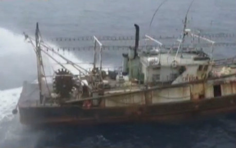 实拍台舰射水柱截大陆船 押走41人