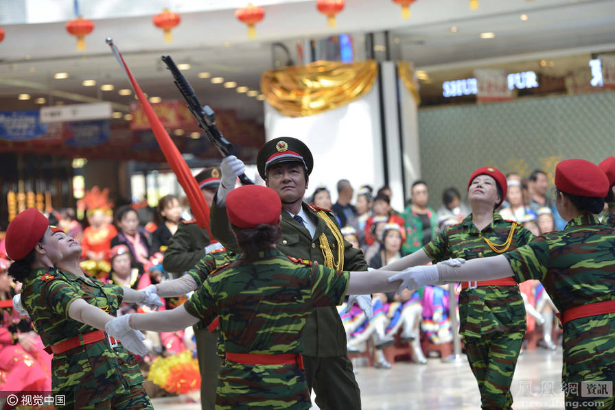 沈阳大爷大妈穿迷彩持冲锋枪 跳广场舞 (图)_凤