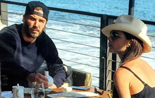 小贝夫妇海边共度二人世界
