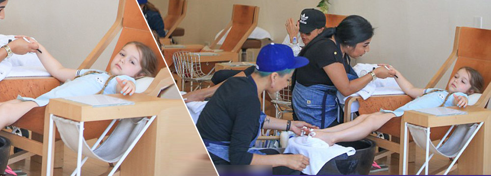 公主的日常！小七随妈妈做指甲 表情慵懒可爱

