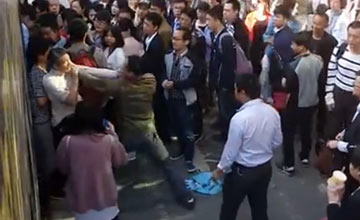 武汉:老人在街头被围殴暴打画面