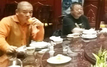 52岁臧天朔与富商聚会
