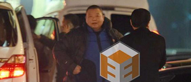 摇滚老炮出没！臧天朔释放自我路边小解