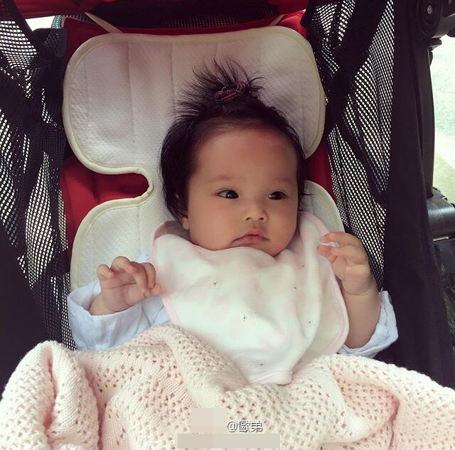 欧弟女儿 凤凰娱乐讯 4月20日晚,欧弟在微博中晒出一张女儿的照片,并写道:“打了针,她今天不是很开心!”照片中,小公主眼泛泪光,双手向上举起像是在求抱抱,超级可爱。 微博发出后网友纷纷伟围观评论,“好漂亮啊,小JoJo”,“好可爱的宝宝,长大一定漂亮”;也有网友调侃道:“宝宝每次发型都是亮点。”