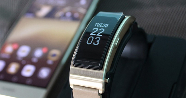 华为手环B3开箱：配备曲面屏