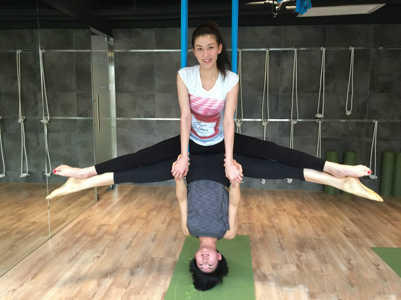 倒挂蝙蝠、反身折腰……李彩桦大玩高难度空中瑜伽 - 中国日报网