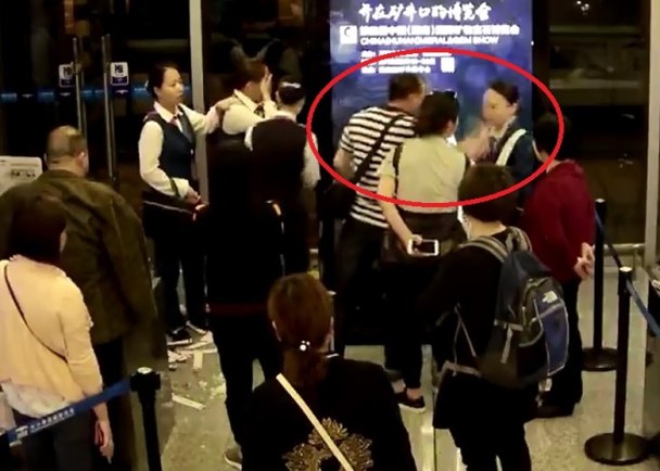 乘客对机场女地勤泼饭扇耳光