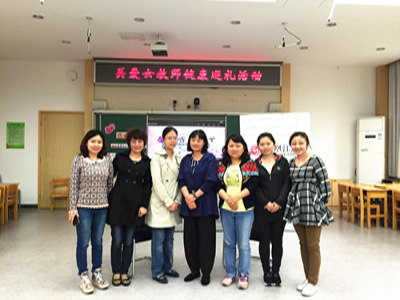 漂亮妈妈关爱女教师 情暖“芳草园”www.plmm.net