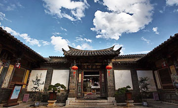 百年大宅院建了30多年占地两万平方米 至今保存完好