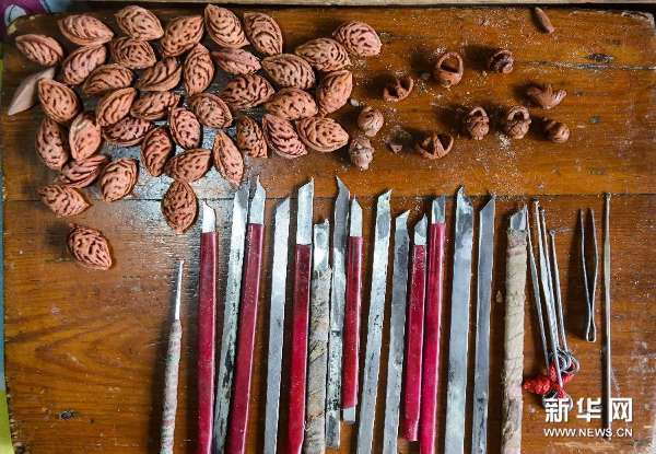 （图片故事）（1）小刻刀“雕核”50年千枚桃核展现传统技艺
