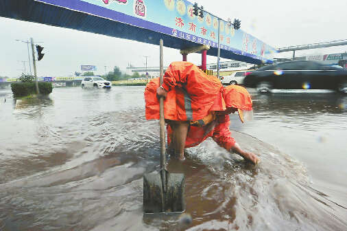 济南突降大雨千米道路成“泽国” 交通受阻多辆车被困