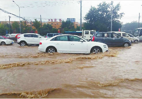 济南突降大雨千米道路成“泽国” 交通受阻多辆车被困